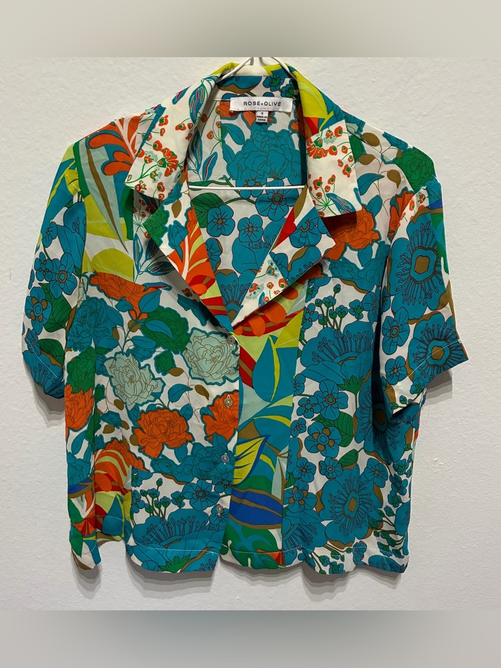 ROSE ➕ OLIVE BRIGHT FLORAL PRINT SHORT SLEEVE BUTTON DOWN SHIRT